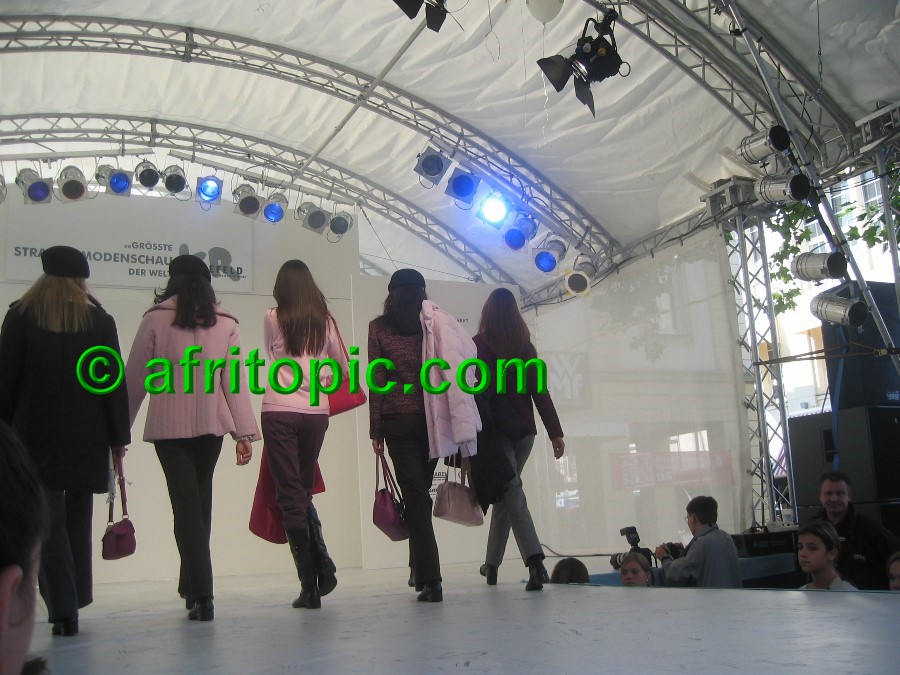 ../Images/Krefeld-Strssenmodenschau-2005 361.jpg